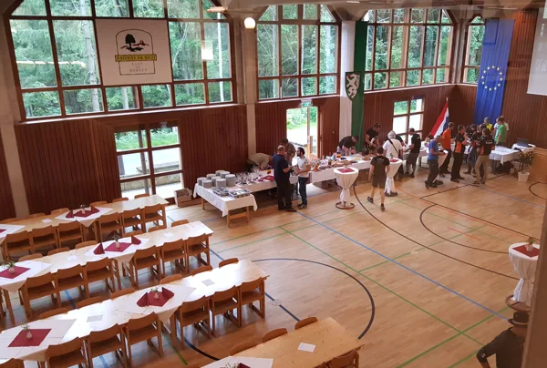 Nacionālo ēdienu vakars - mūsējie piedāvāja pelēkos zirņus ar speķi.