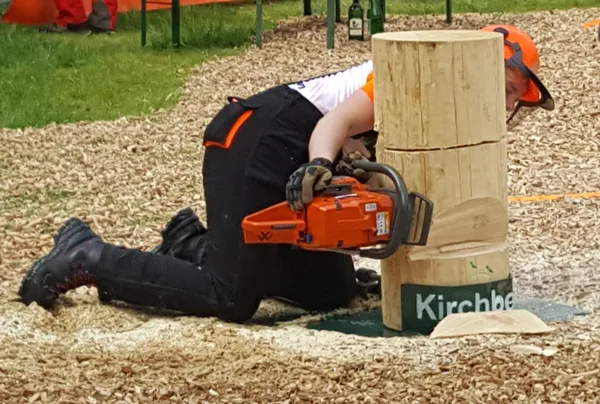 Mazītiņa kājiņa safety boot-os; daile un grācija.